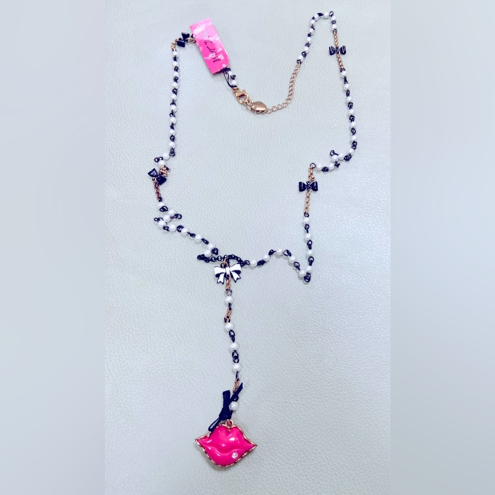 NWT Betsey Johnson necklace